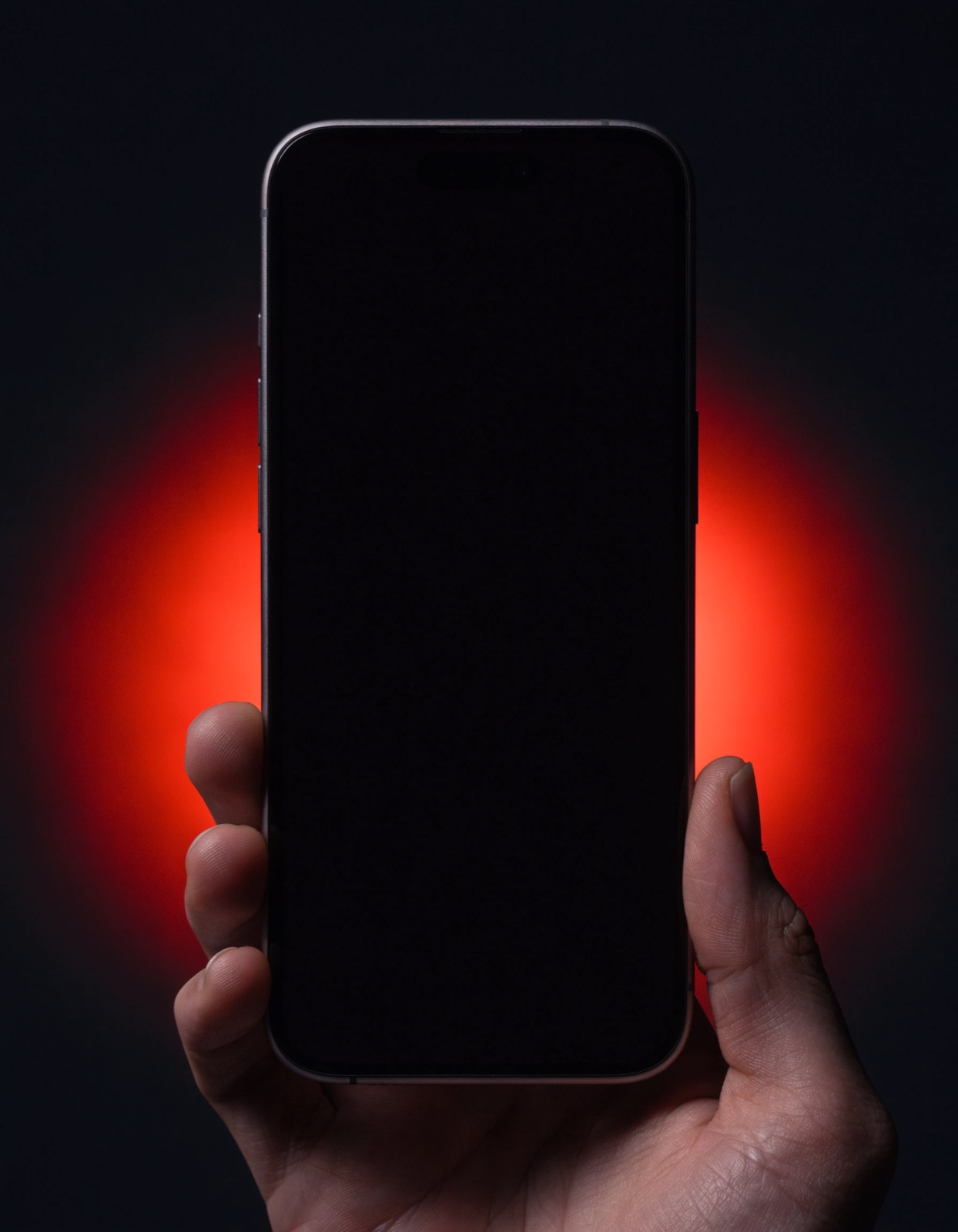 Main tenant un iPhone affichant le suivi SCALYX
